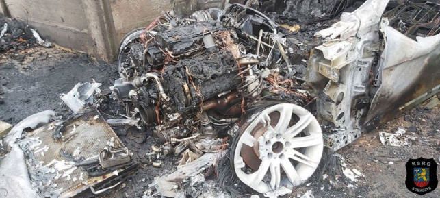 [ZDJĘCIA] BMW w ogniu! Samochód gasiło 16 strażaków - Zdjęcie główne
