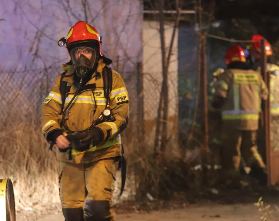 Pożar w Kutnie. Z ogniem walczyły 3 zastępy straży pożarnej - Zdjęcie główne