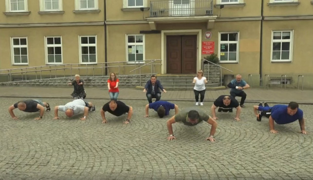 [WIDEO] Radni miejscy włączają się do akcji. Pompują i robią przysiady dla małej Natalki - Zdjęcie główne