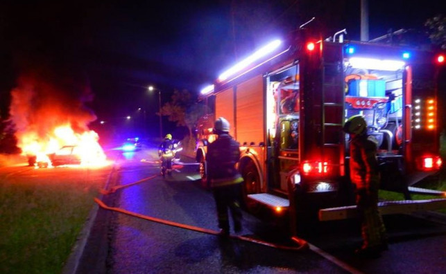 [WIDEO] Płonęło zaparkowane auto, szybka akcja straży - Zdjęcie główne