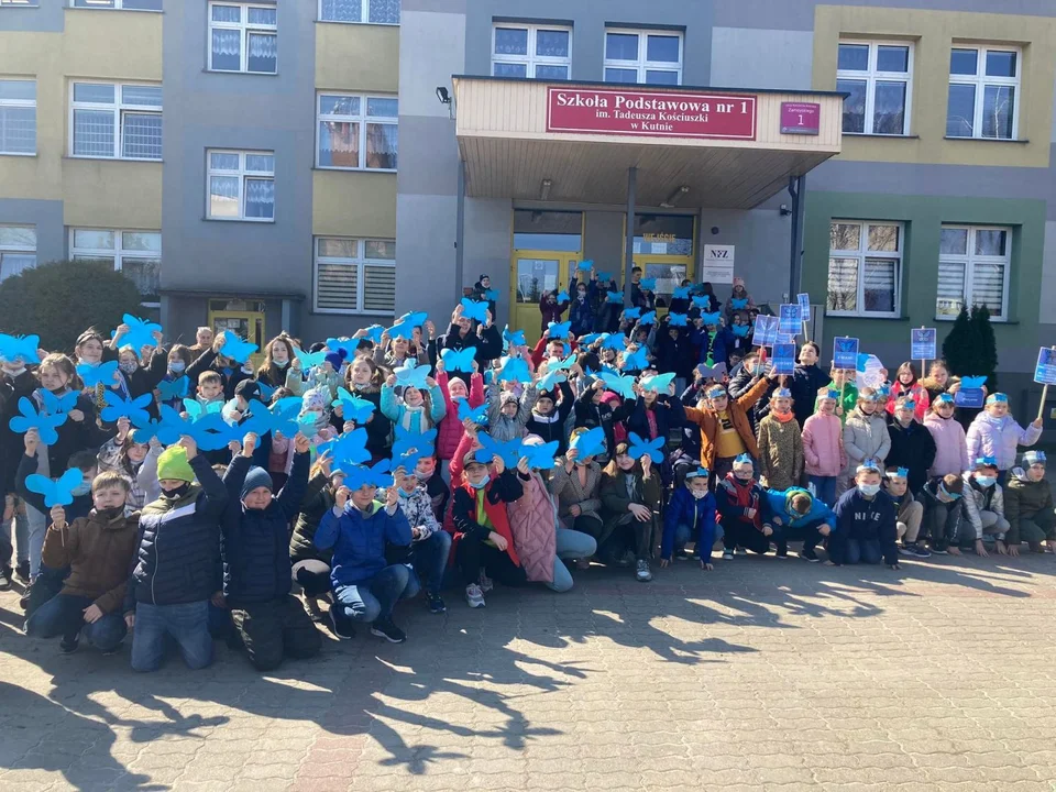Uczniowie SP 1 w Kutnie „Zmotylowani” na niebiesko z okazji Światowego Dnia Autyzmu [ZDJĘCIA] - Zdjęcie główne