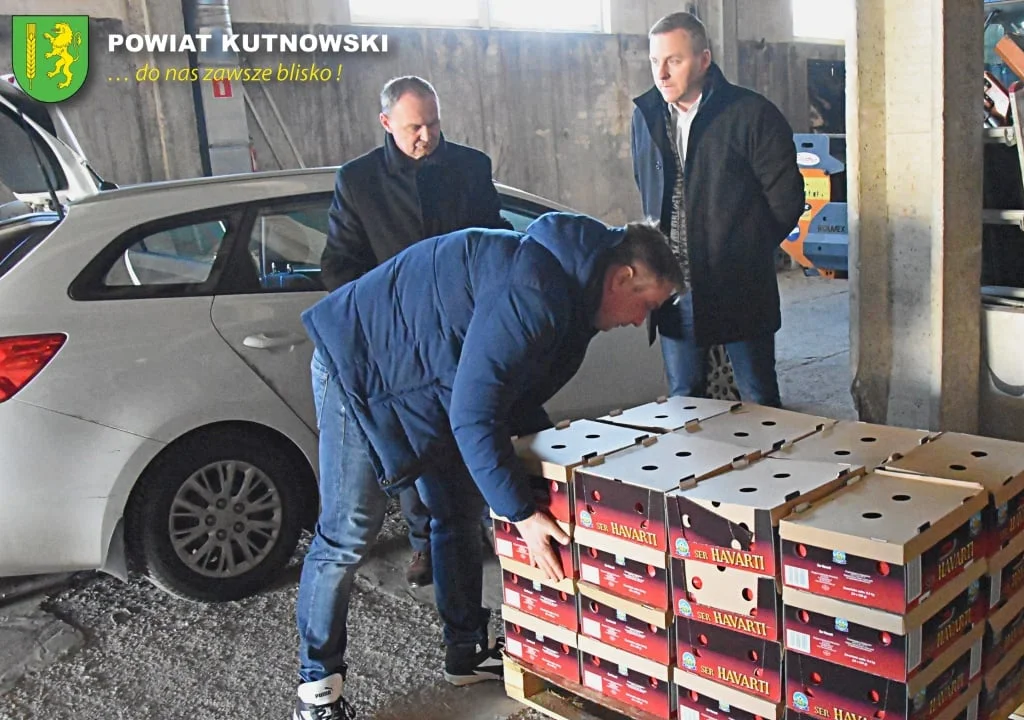 [ZDJĘCIA] Powiat Kutnowski przyjął pierwszą dostawę od darczyńców. Uchodźcy otrzymają ponad 300 kg... - Zdjęcie główne