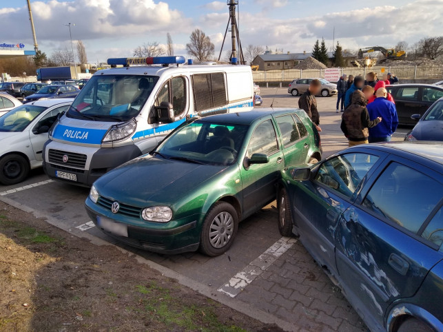 [ZDJĘCIA][AKTUALIZACJA] Kuriozum na Oporowskiej, uszkodzonych 5 aut! Jeden z kierowców był pijany! - Zdjęcie główne
