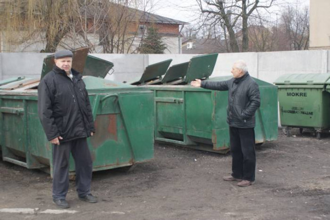 Mieszkańcy kontra spółdzielnia "Postawili nam śmietniki pod samym nosem!" - Zdjęcie główne