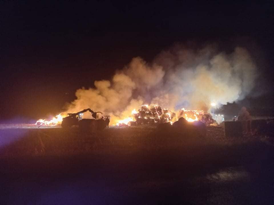 Duży pożar w powiecie kutnowskim. Akcja strażaków trwała ponad 5 godzin [ZDJĘCIA]  - Zdjęcie główne