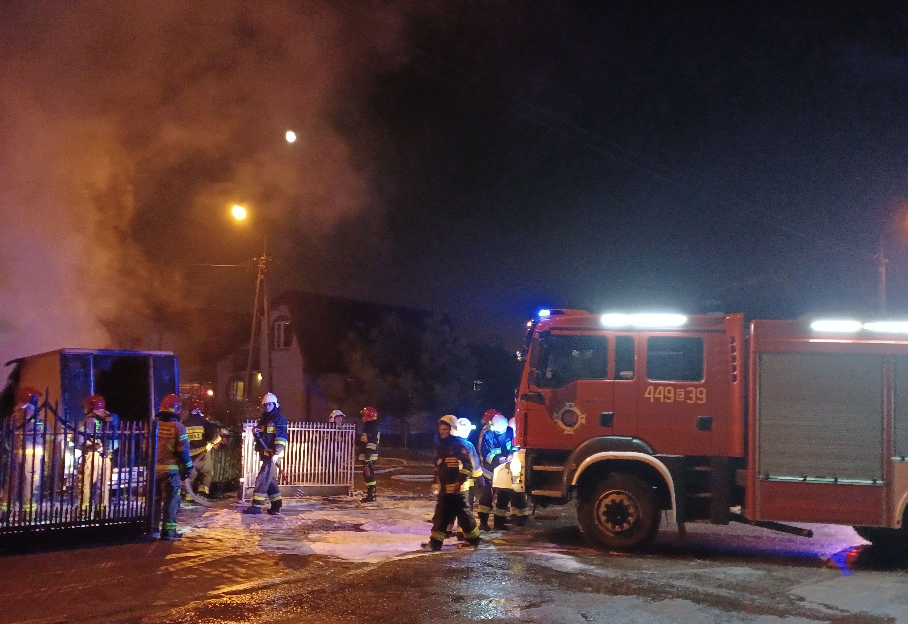 Duży pożar w regionie. Zapalił się samochód i budynek piekarni, akcja strażaków trwała kilka godzin [FOTO] - Zdjęcie główne