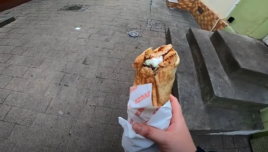 Znany youtuber zjadł i ocenił kutnowskiego kebaba. "Pierwszy raz coś takiego widzę" [WIDEO] - Zdjęcie główne