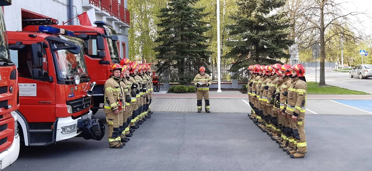 Kutnowscy strażacy uczcili Dzień Flagi Państwowej [ZDJĘCIA] - Zdjęcie główne