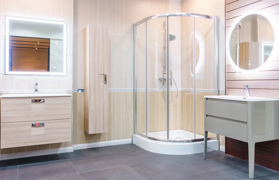Komfortowe prysznice dzięki nowoczesnej kabinie z brodzikiem - Zdjęcie główne