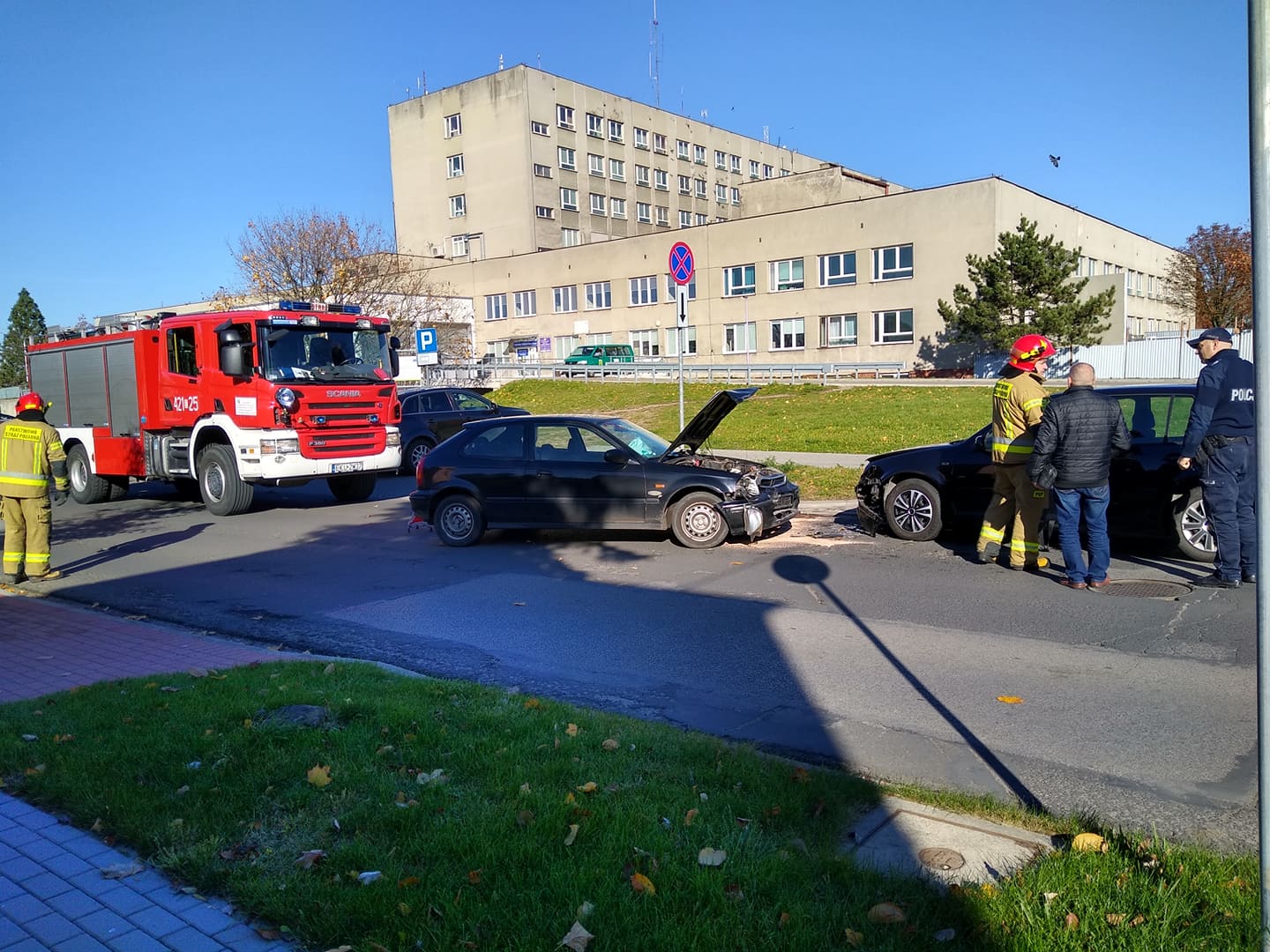 Wypadek z udziałem dwóch aut przy szpitalu. Służby w akcji [ZDJĘCIA] - Zdjęcie główne