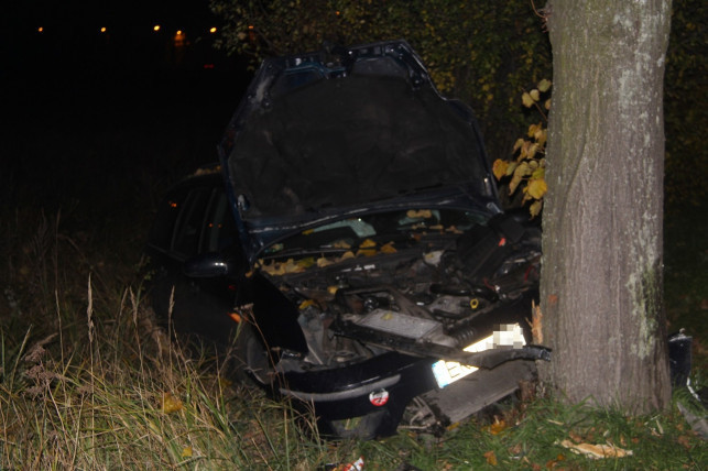 [AKTUALIZACJA] Auto na drzewie, jedna osoba poszkodowana. Kierowca był kompletnie pijany! - Zdjęcie główne