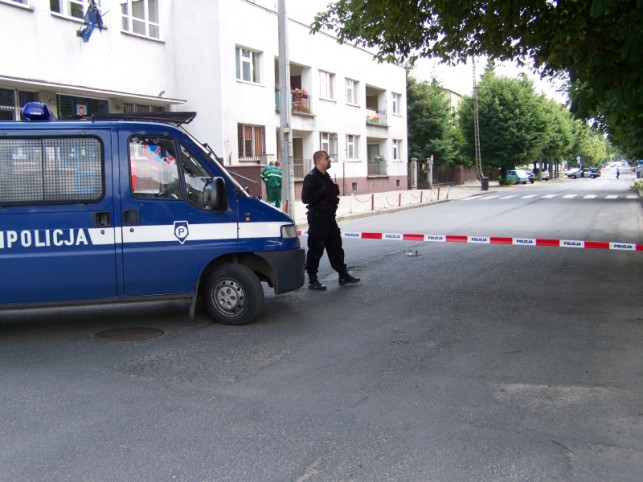 Samochód uderzył w słup, ulica Wyszyńskiego zamknięta  - Zdjęcie główne