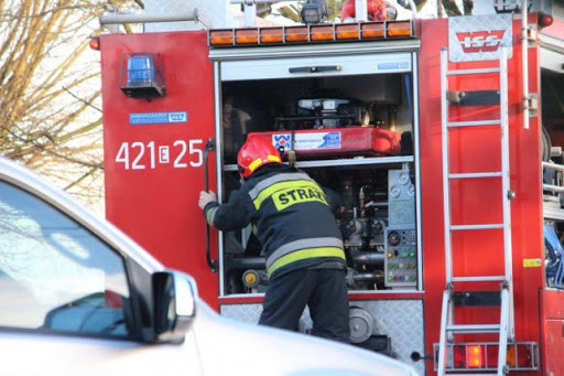 Pożar domu pod Kutnem, w akcji trzy zastępy straży pożarnej - Zdjęcie główne