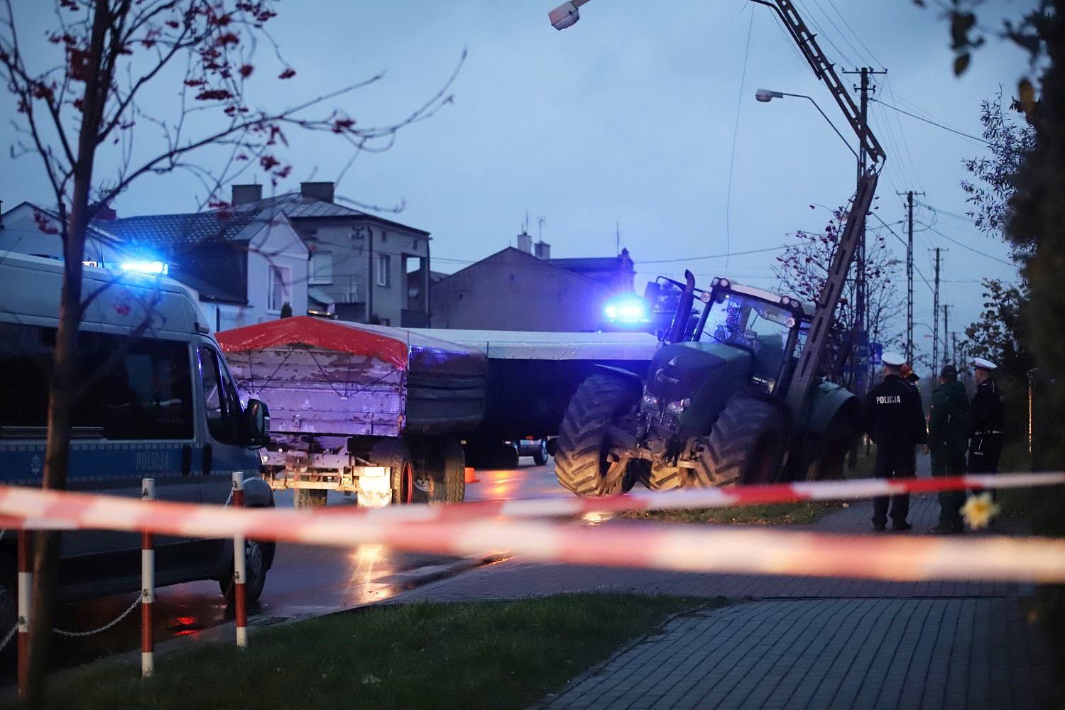 Akcja służb ratunkowych na Łęczyckiej. Ciągnik uderzył w słup [ZDJĘCIA] - Zdjęcie główne