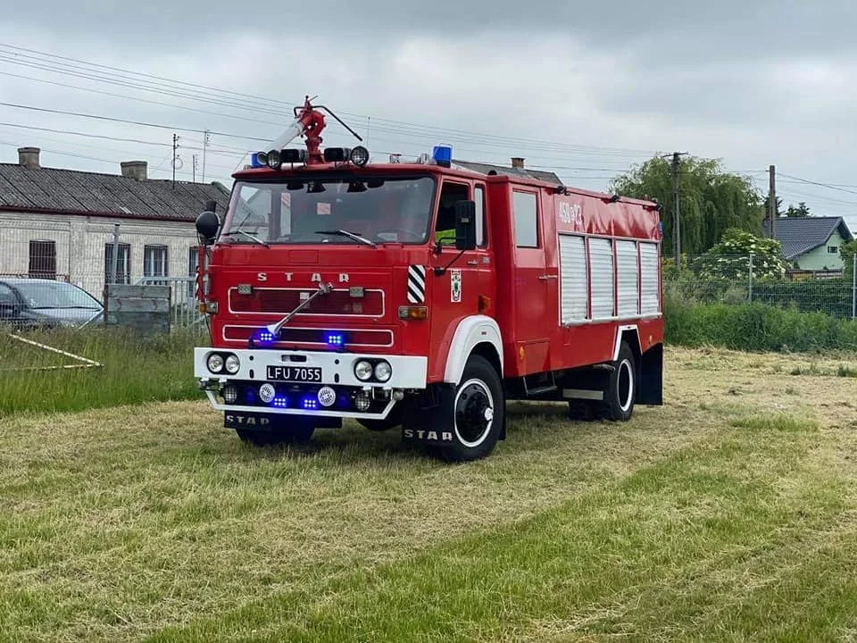 Ten wóz brał udział w gaszeniu największego pożaru lasu w historii Polski. Teraz będzie służył na Ukrainie [ZDJĘCIA]  - Zdjęcie główne
