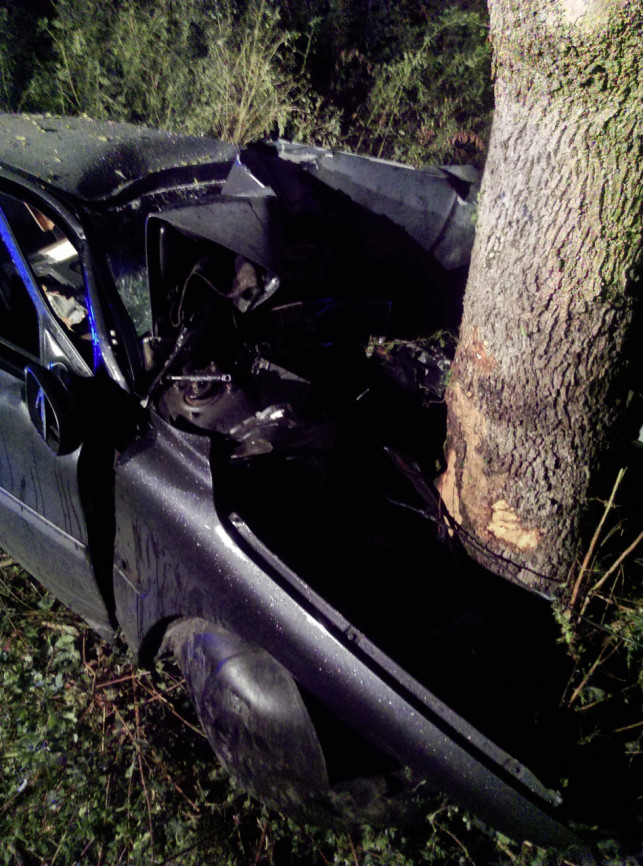 [AKTUALIZACJA] Śmierć młodego kierowcy. Samochód wbił się w drzewo - Zdjęcie główne