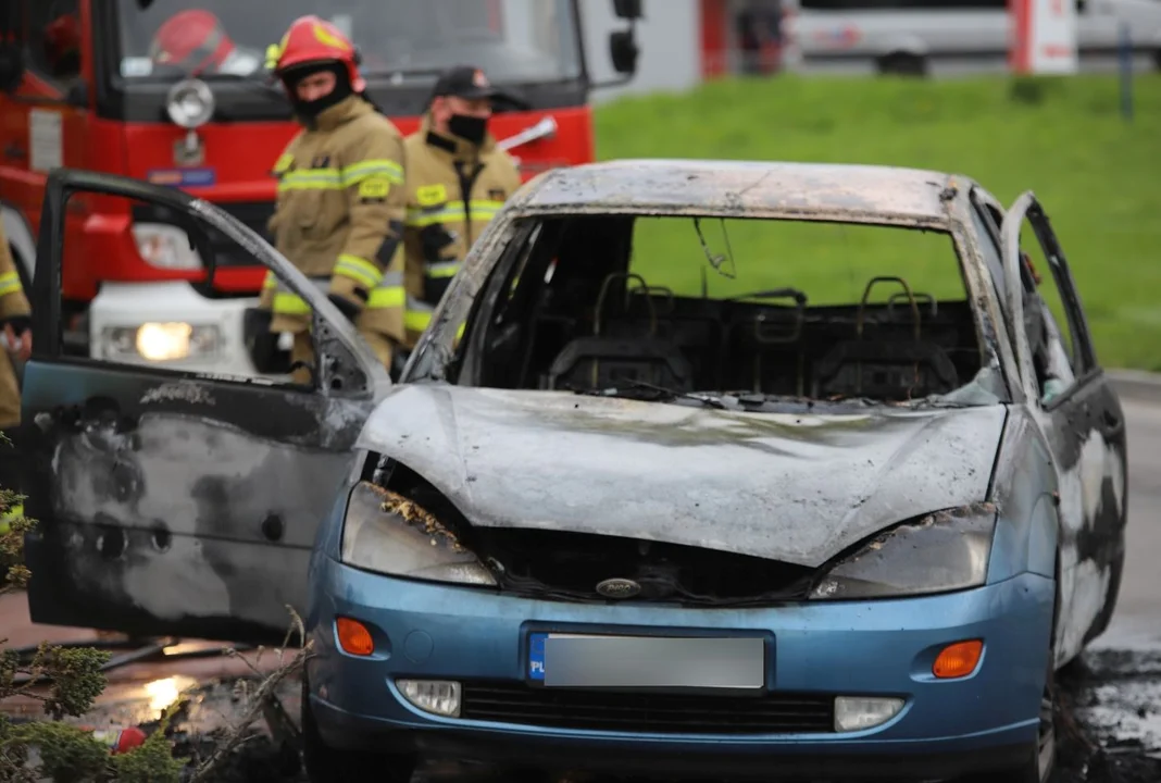 Pożar w Żychlinie. Płonął samochód osobowy, pomogli przechodnie - Zdjęcie główne