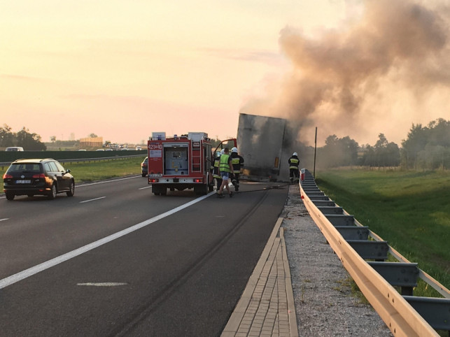 Pożar TIR-a na autostradzie, jedna osoba poszkodowana! - Zdjęcie główne