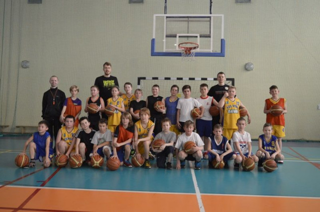 Koszykarze z wizytą na treningu grupy młodzieżowej - Zdjęcie główne