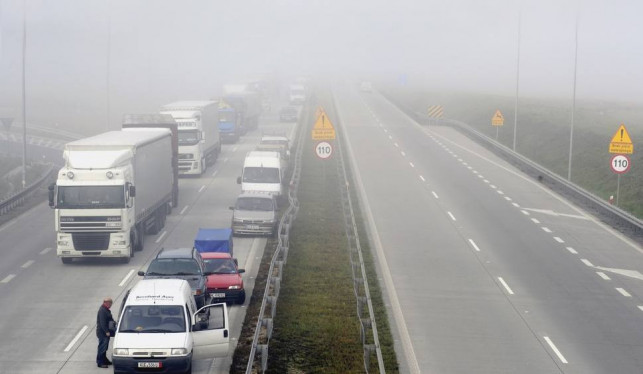 Uwaga kierowcy! Gęsta mgła i roboty drogowe, apel o ostrożność - Zdjęcie główne