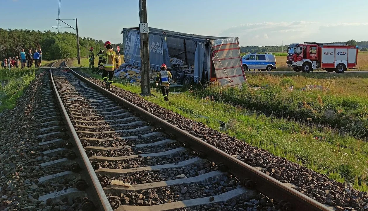 Dramatyczne sceny na przejeździe kolejowym. Ciężarówka zderzyła się z pociągiem [ZDJĘCIA] - Zdjęcie główne