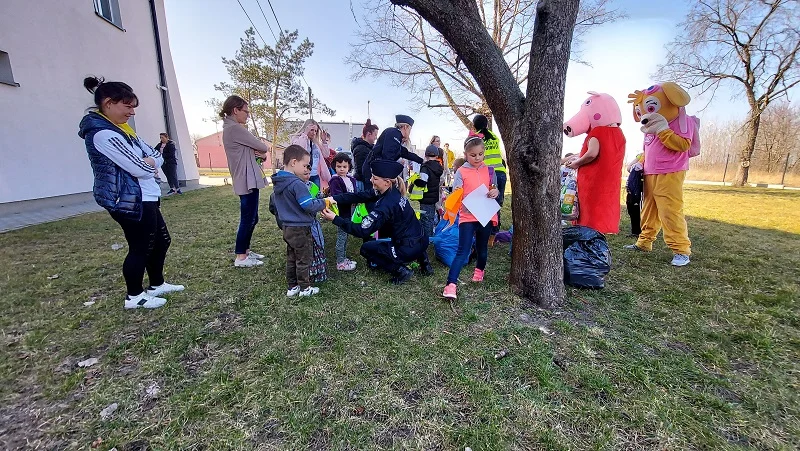 Policja, Świnka Peppa i Psi Patrol. Funkcjonariusze sprawili radość małym uchodźcom [ZDJĘCIA] - Zdjęcie główne