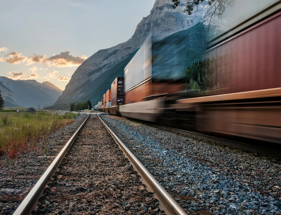 10 korzyści płynących z wykorzystania transportu kolejowego w logistyce - Zdjęcie główne