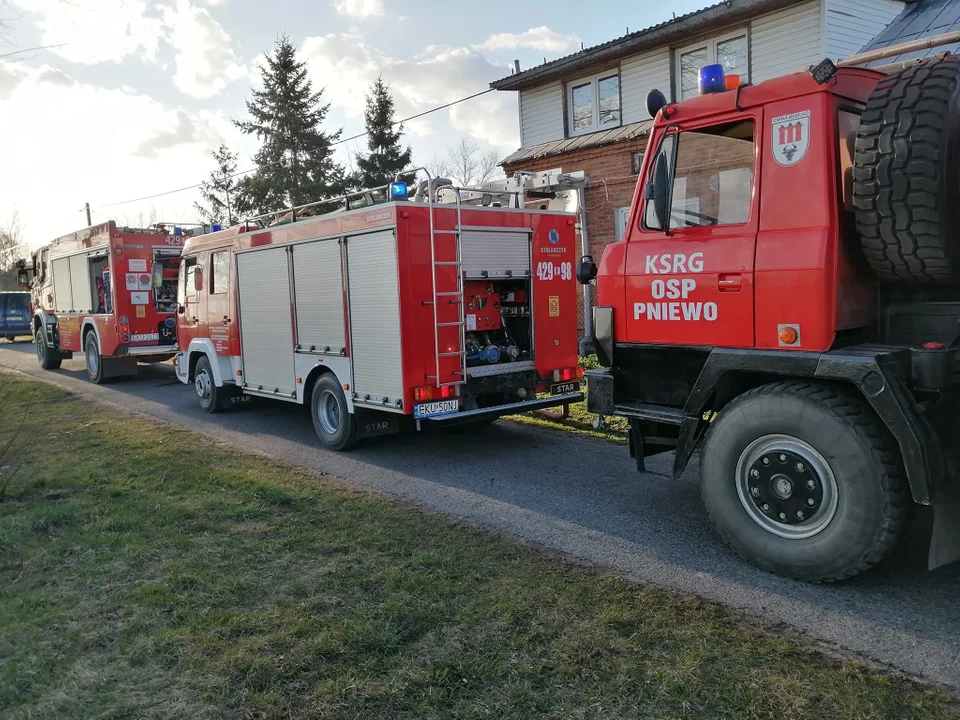 Groźny pożar w powiecie kutnowskim. Trwa akcja gaśnicza, pomagają mieszkańcy - Zdjęcie główne