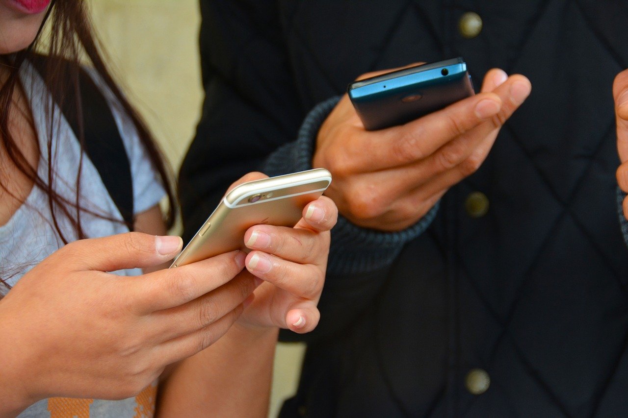 Mieszkańcy Kutna dostają dziwne SMS-y od… firm kurierskich i ministerstwa finansów - Zdjęcie główne