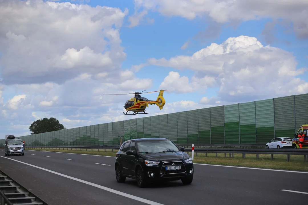 Podejrzenie udaru u mężczyzny jadącego A1. Na autostradzie lądował śmigłowiec [ZDJĘCIA] - Zdjęcie główne