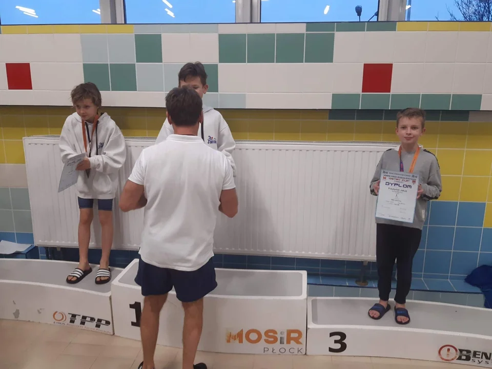 Pływacy z UKS Delfinek zdobyli w Płocku 14 medali! [ZDJĘCIA] - Zdjęcie główne