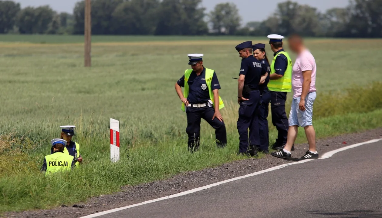 Śmierć na drodze Kutno-Witonia. Rowerzysta prawdopodobnie potrącony przez auto, kierowca uciekł [ZDJĘCIA] - Zdjęcie główne