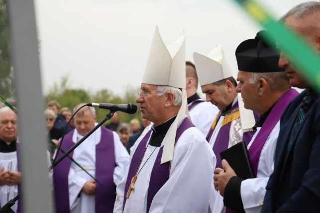 Biskup z COVID-19. ''Otoczmy go modlitwą'' - Zdjęcie główne
