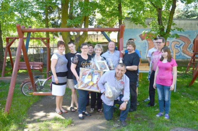 Niosą pomoc w kolorach tęczy - Zdjęcie główne