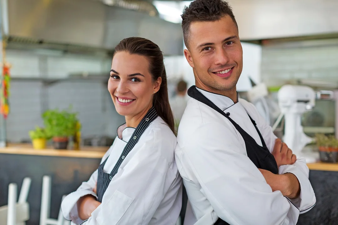 Kucharz/kucharka – jak napisać skuteczne ogłoszenie o pracę? - Zdjęcie główne