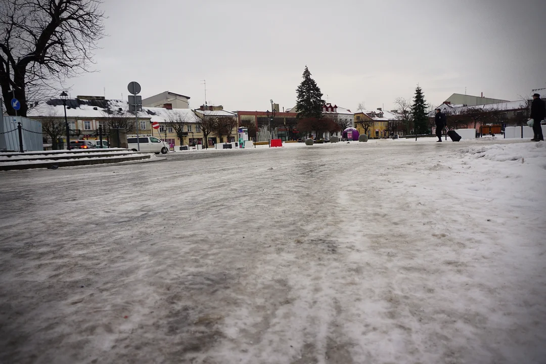 Trudne warunki na drogach i chodnikach w Kutnie. "Prosimy, aby osoby starsze pozostały w domach" - Zdjęcie główne