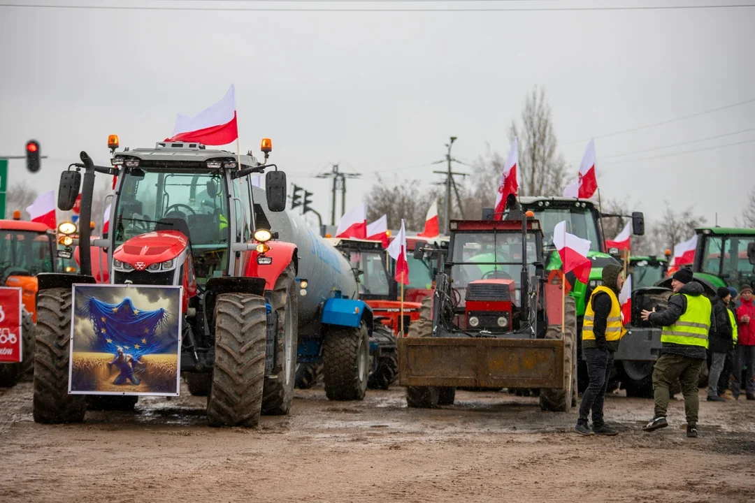 Duże utrudnienia dla kierowców. Rolnicy znów zablokują drogi w rejonie Piątku - Zdjęcie główne