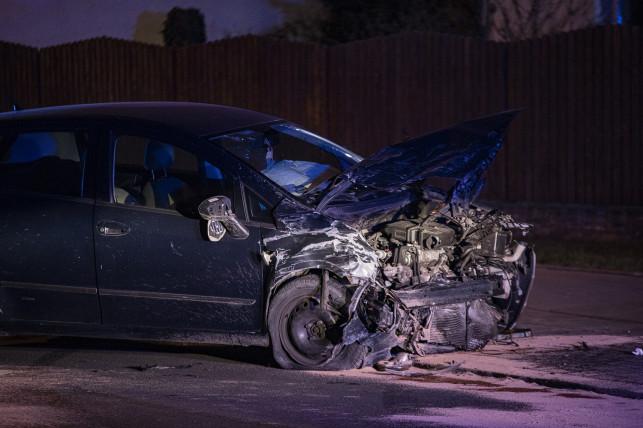 [ZDJĘCIA] Poważny wypadek na Łąkoszyńskiej. Auto skasowane, poszkodowany w szpitalu - Zdjęcie główne