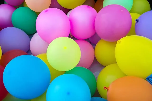 Balony i girlandy – jakie dekoracje wybrać na domówkę? - Zdjęcie główne