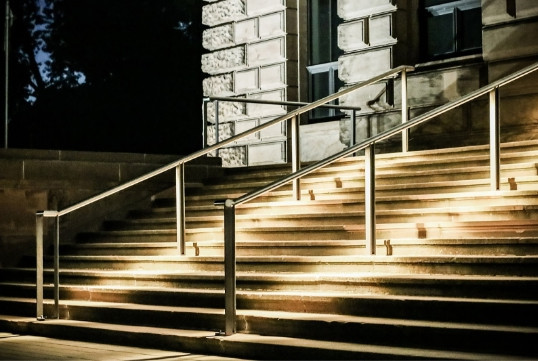 Oświetlenie schodów zewnętrznych - poradnik - Zdjęcie główne