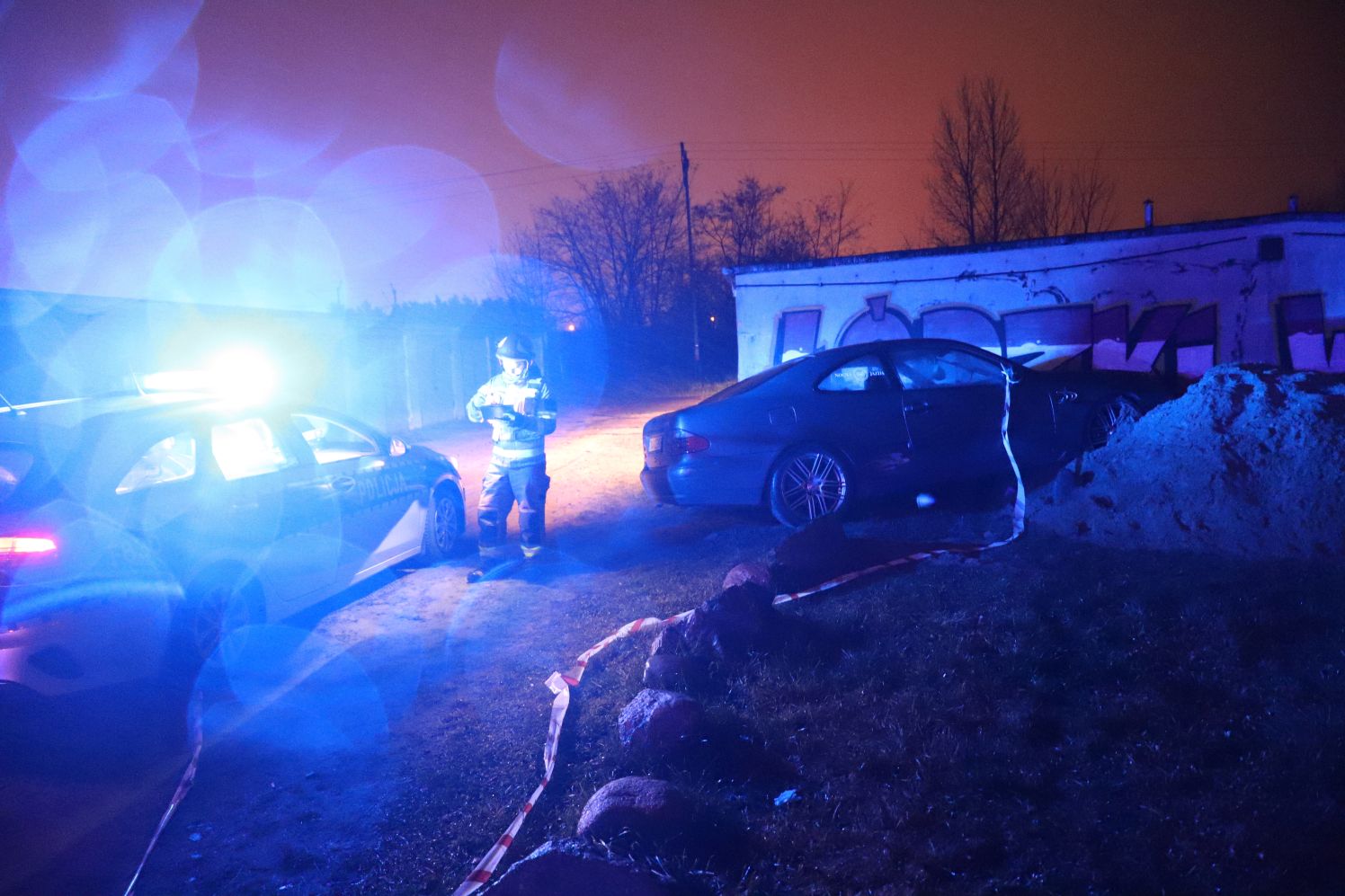 Wypadek z udziałem mercedesa, samochód rozbity obok garaży. Trwa akcja kutnowskich służb [ZDJĘCIA] - Zdjęcie główne