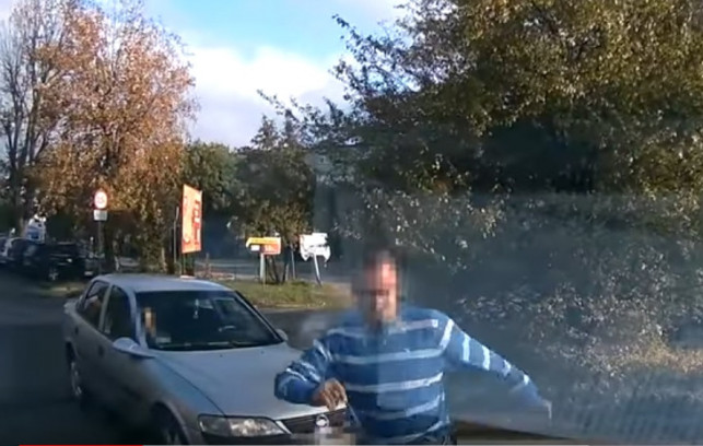 [WIDEO] Napadli kierowcę i skopali mu auto! Bulwersujący film z Kutna - Zdjęcie główne