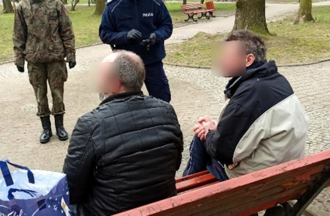 Pił alkohol pod chmurką, później obrażał policjanta. Grożą mu 2 lata więzienia - Zdjęcie główne