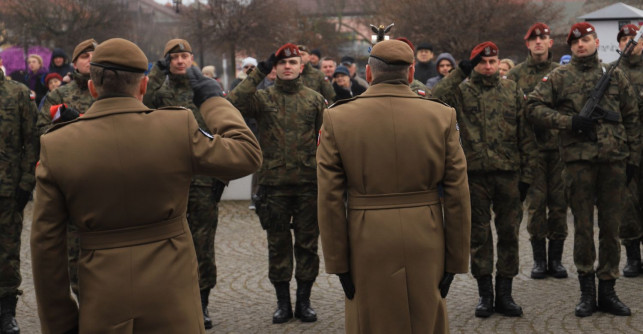 [WIDEO/DUŻO ZDJĘĆ] Wielkie wojskowe święto w Kutnie: Żołnierze WOT ślubowali pod ratuszem - Zdjęcie główne