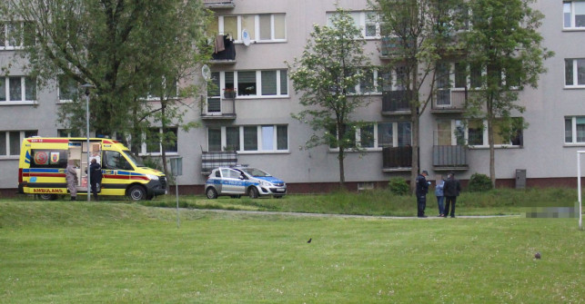 [FOTO] Tragiczny wieczór w Kutnie. Między blokami zmarła kobieta - Zdjęcie główne