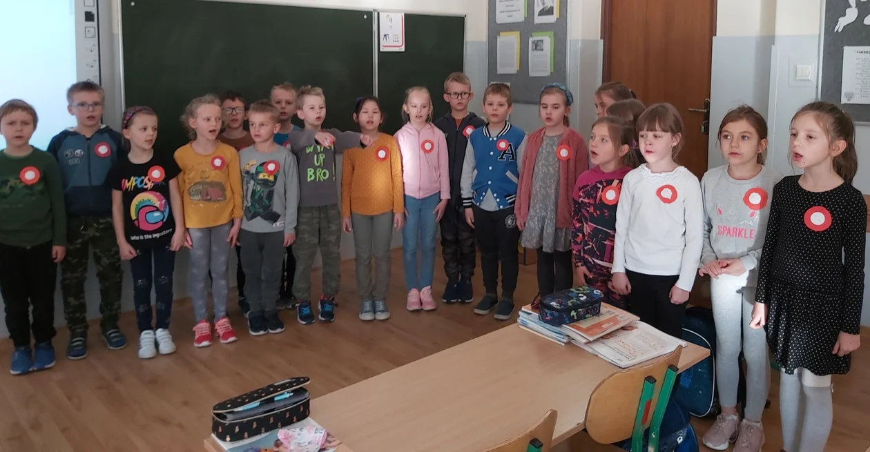 "Szkoła do hymnu 2021” w Kutnie. Uczniowie SP nr 6 śpiewali "Mazurka Dąbrowskiego" [ZDJĘCIA] - Zdjęcie główne