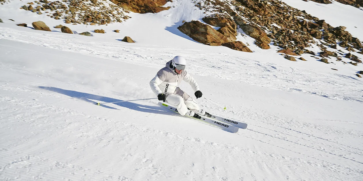 Wysokiej jakości sprzęt narciarski - Zdjęcie główne