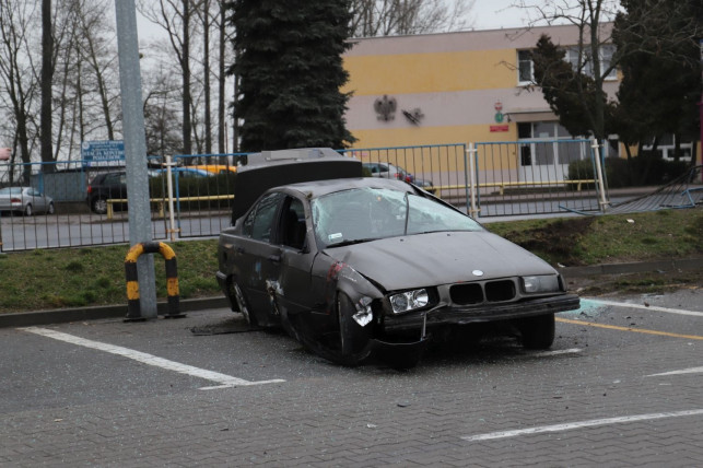 Policja komentuje dachowanie BMW. ''Kierowca nie dostosował prędkości” - Zdjęcie główne
