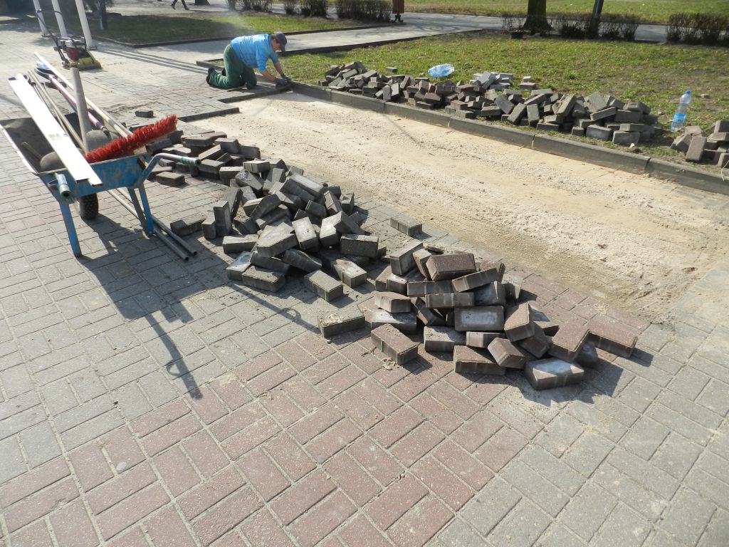 Wymieniają zapadniętą kostkę brukową na Placu Tadeusza Kościuszki - Zdjęcie główne