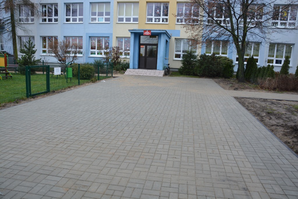 Szkoła Podstawowa w Błoniu ma nową kostkę  - Zdjęcie główne